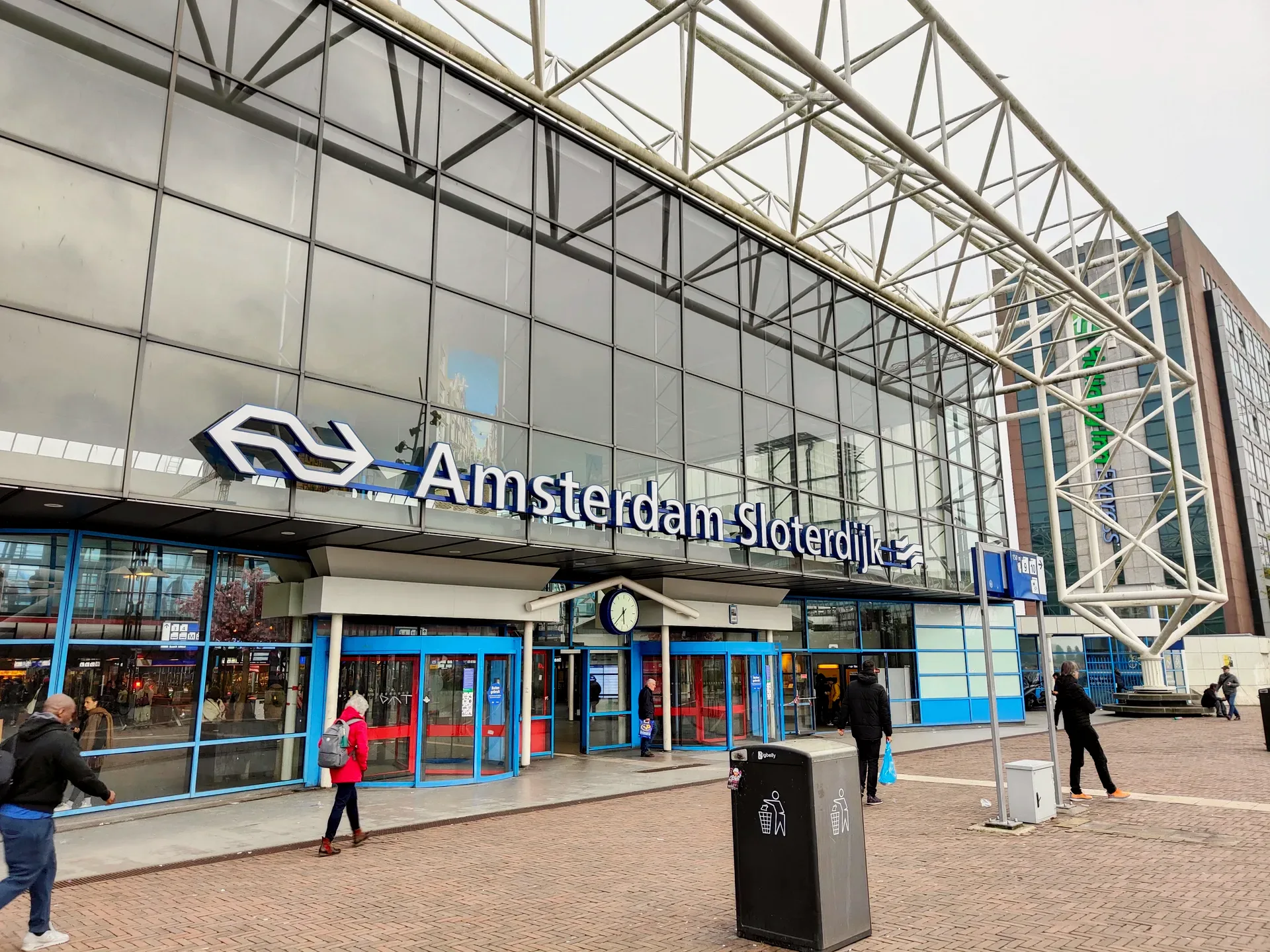 amsterdam sloterdijk, the ns logo doing its little handshake