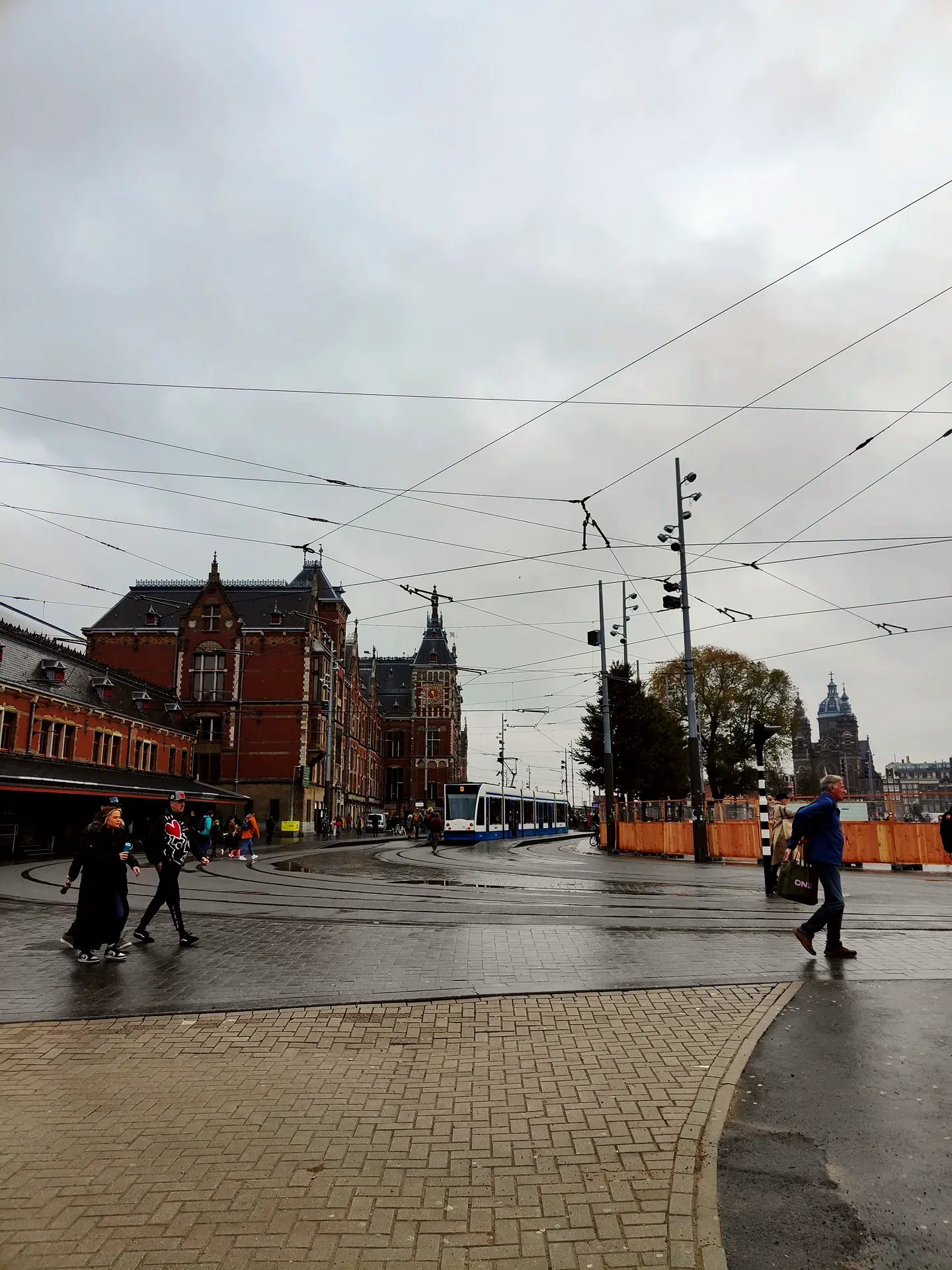 out into the rain at prins hendrikkade