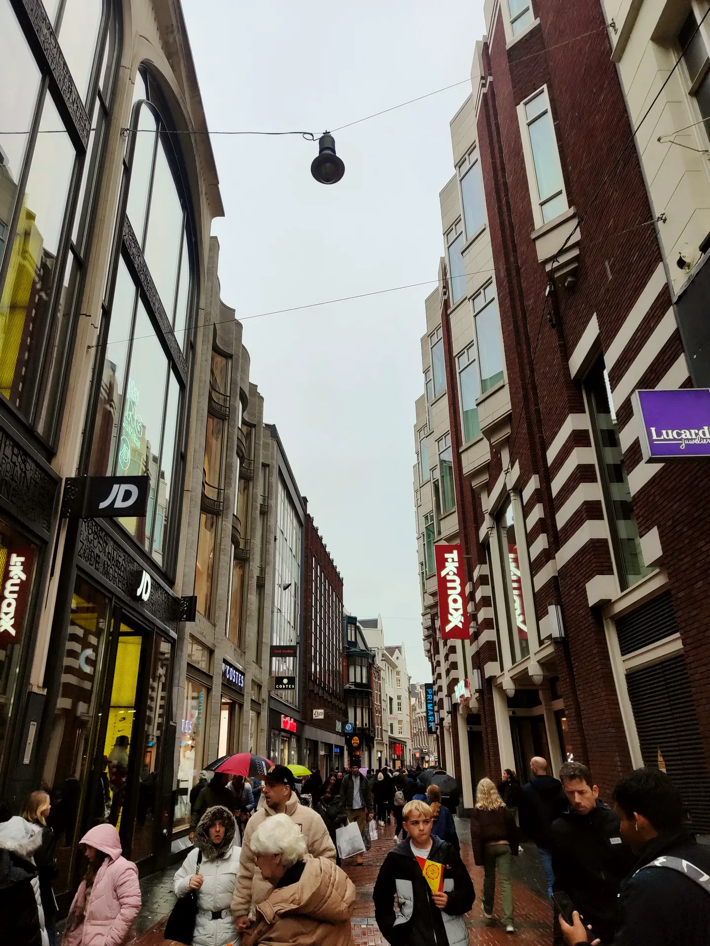 kalverstraat in the drizzle