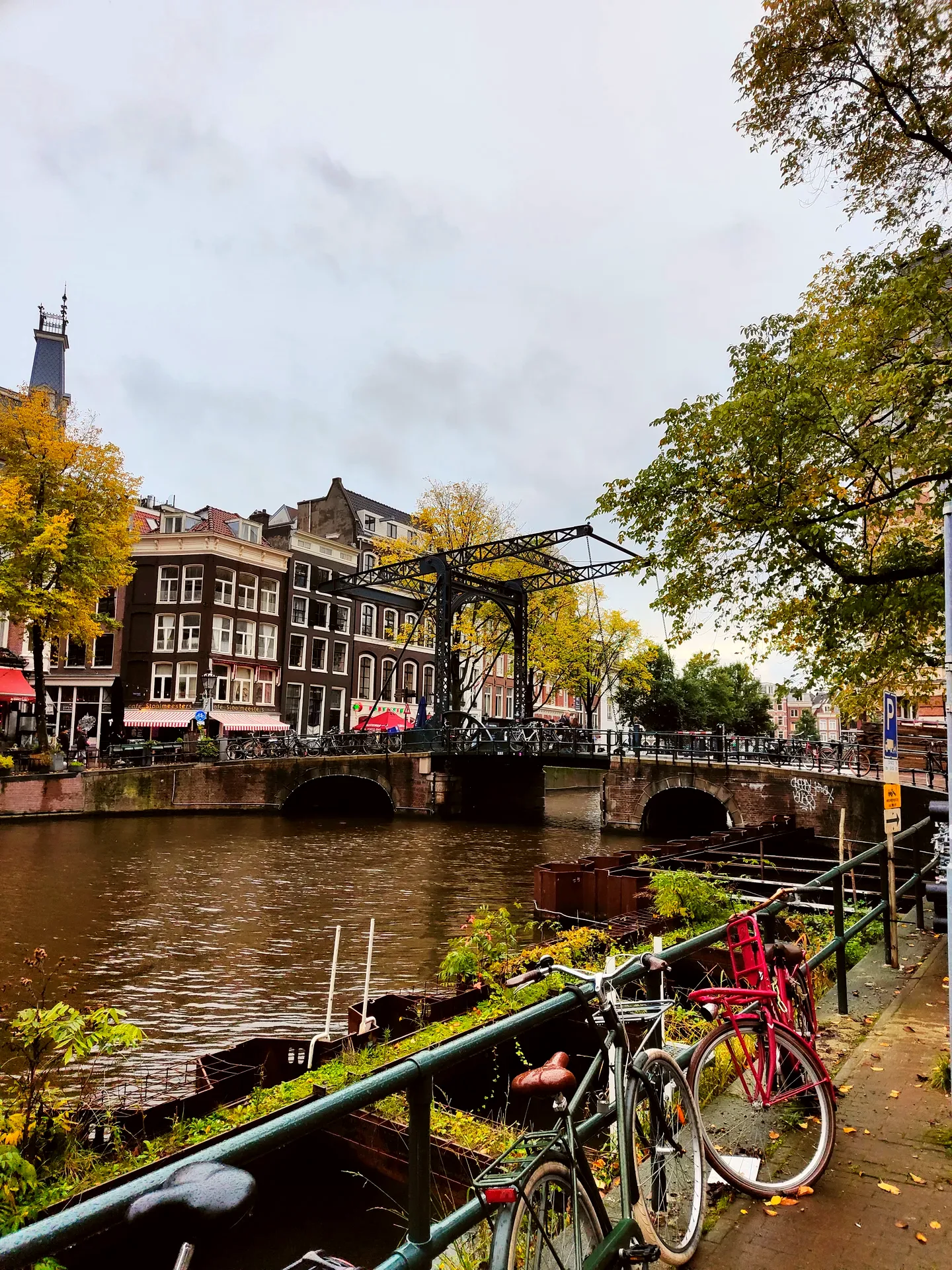 a white drawbridge over the kloveniersburgwal