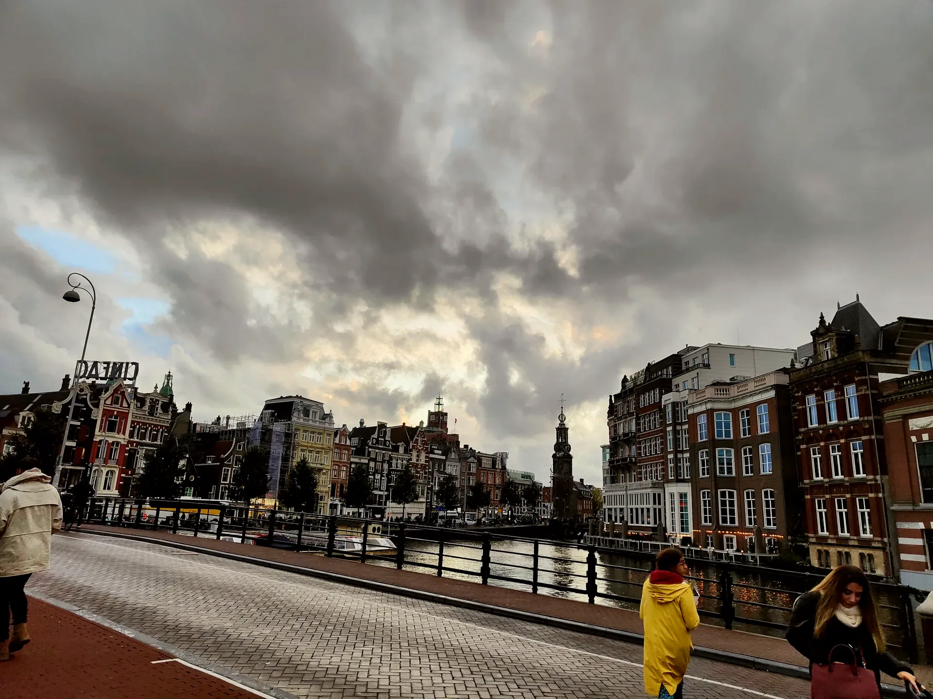 the munttoren at dusk