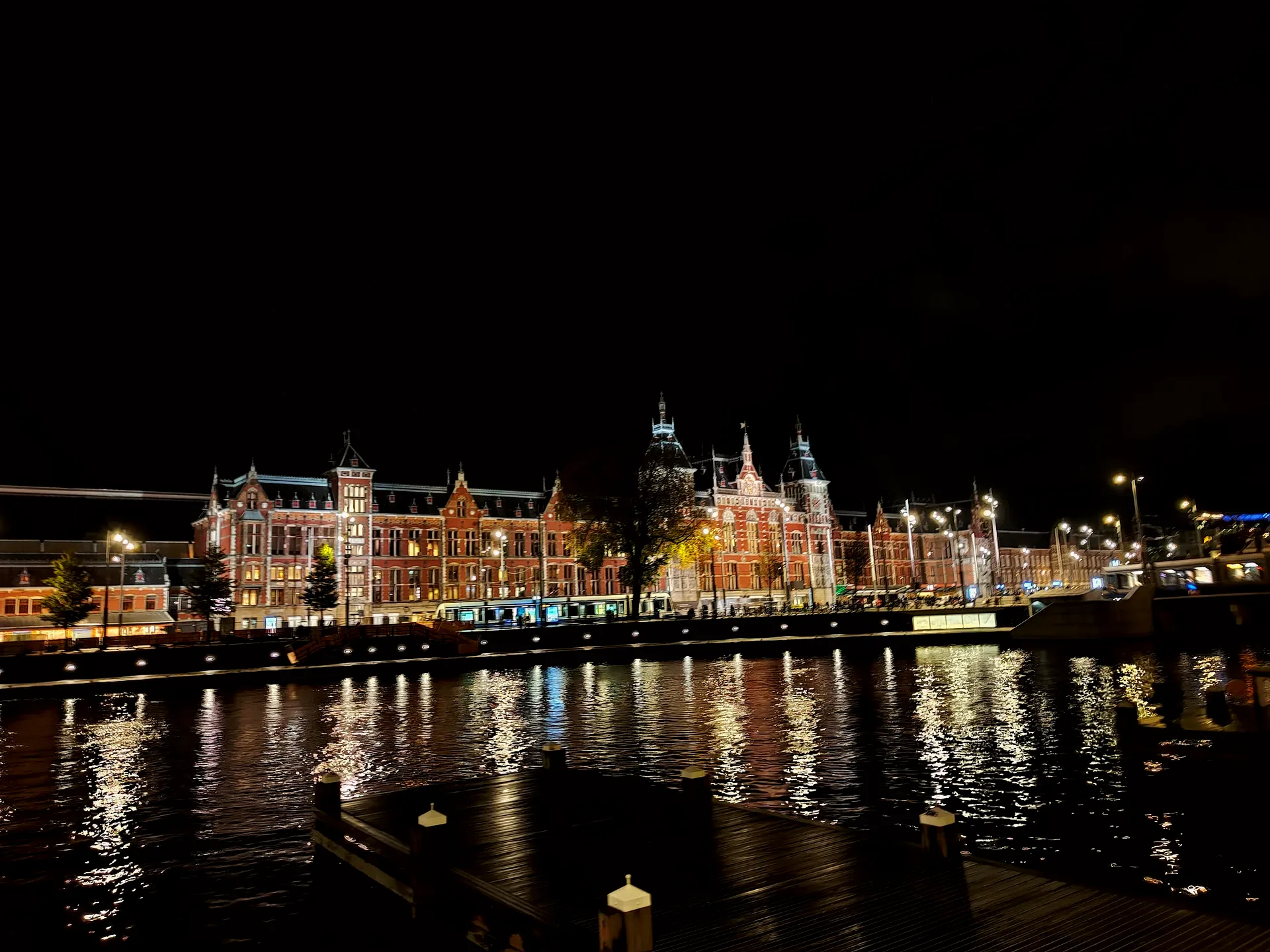 centraal floodlit across the water