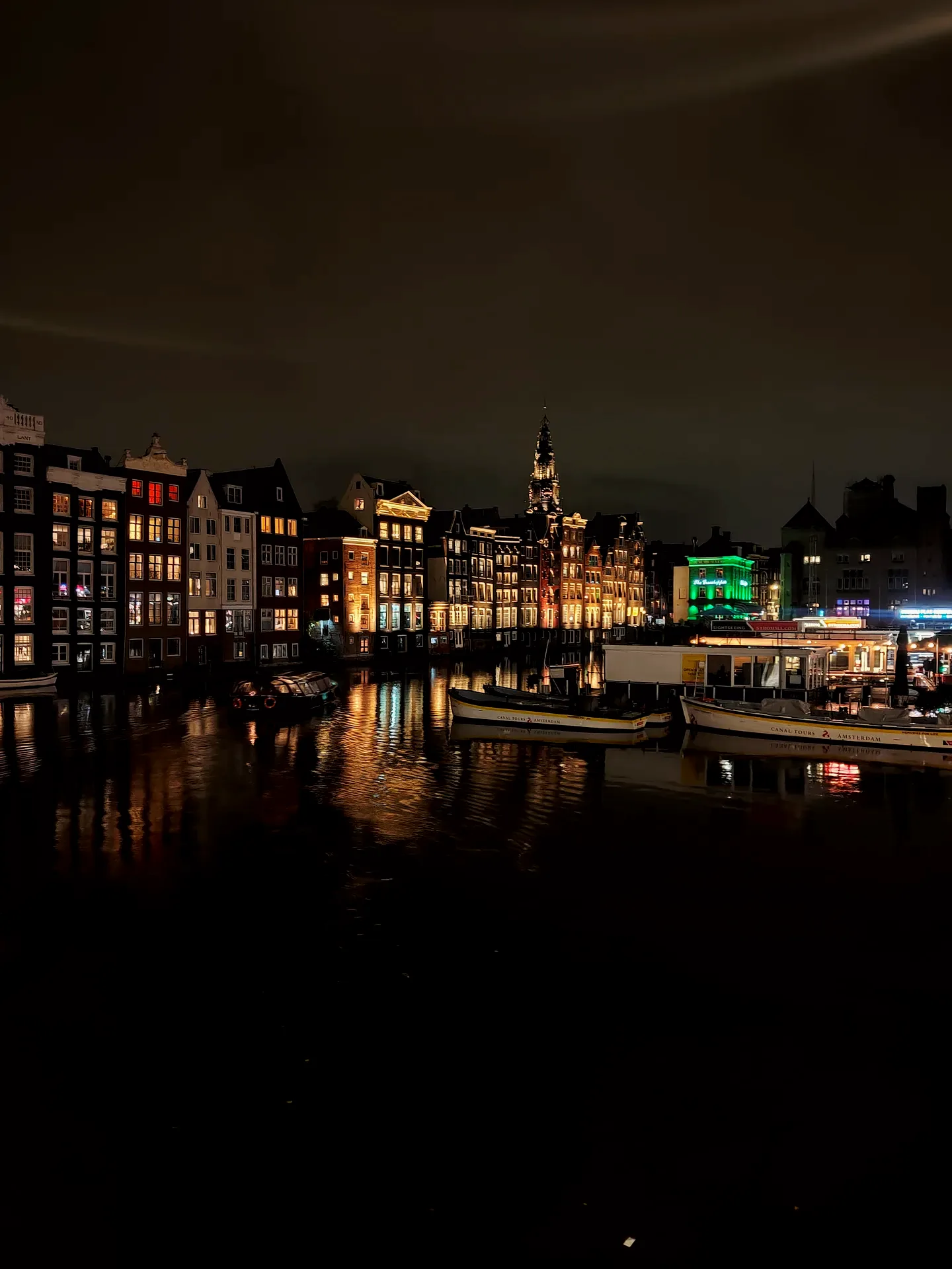 the damrak houses and their reflection