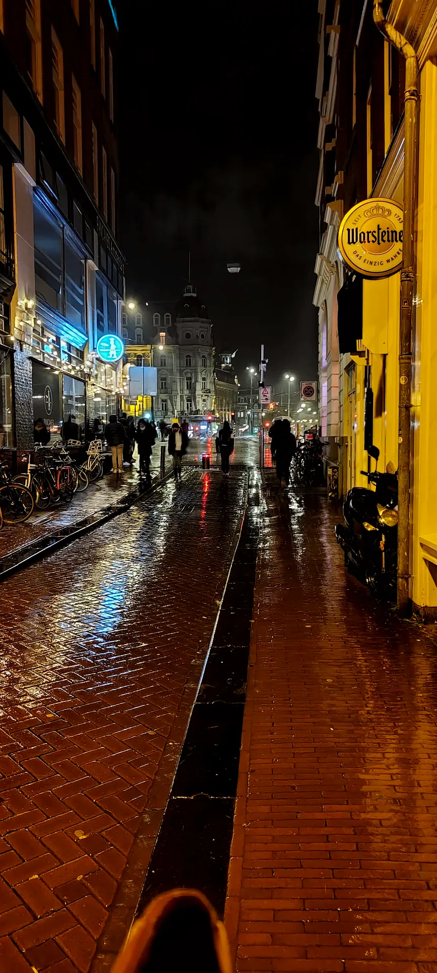 rain-slick nieuwebrugsteeg