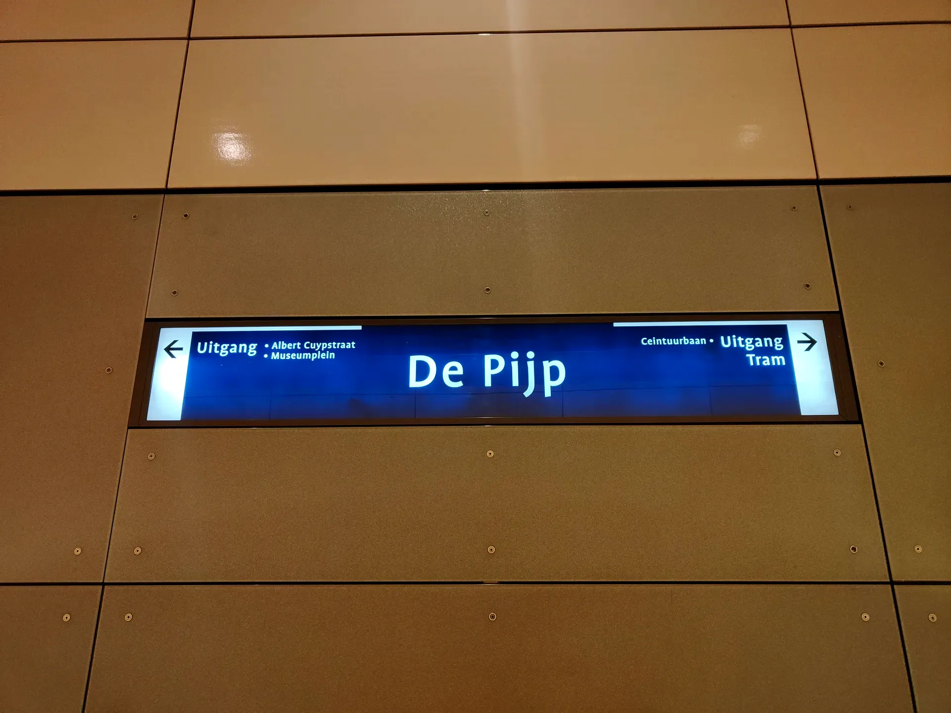 de pijp, pointing to albert cuypstraat