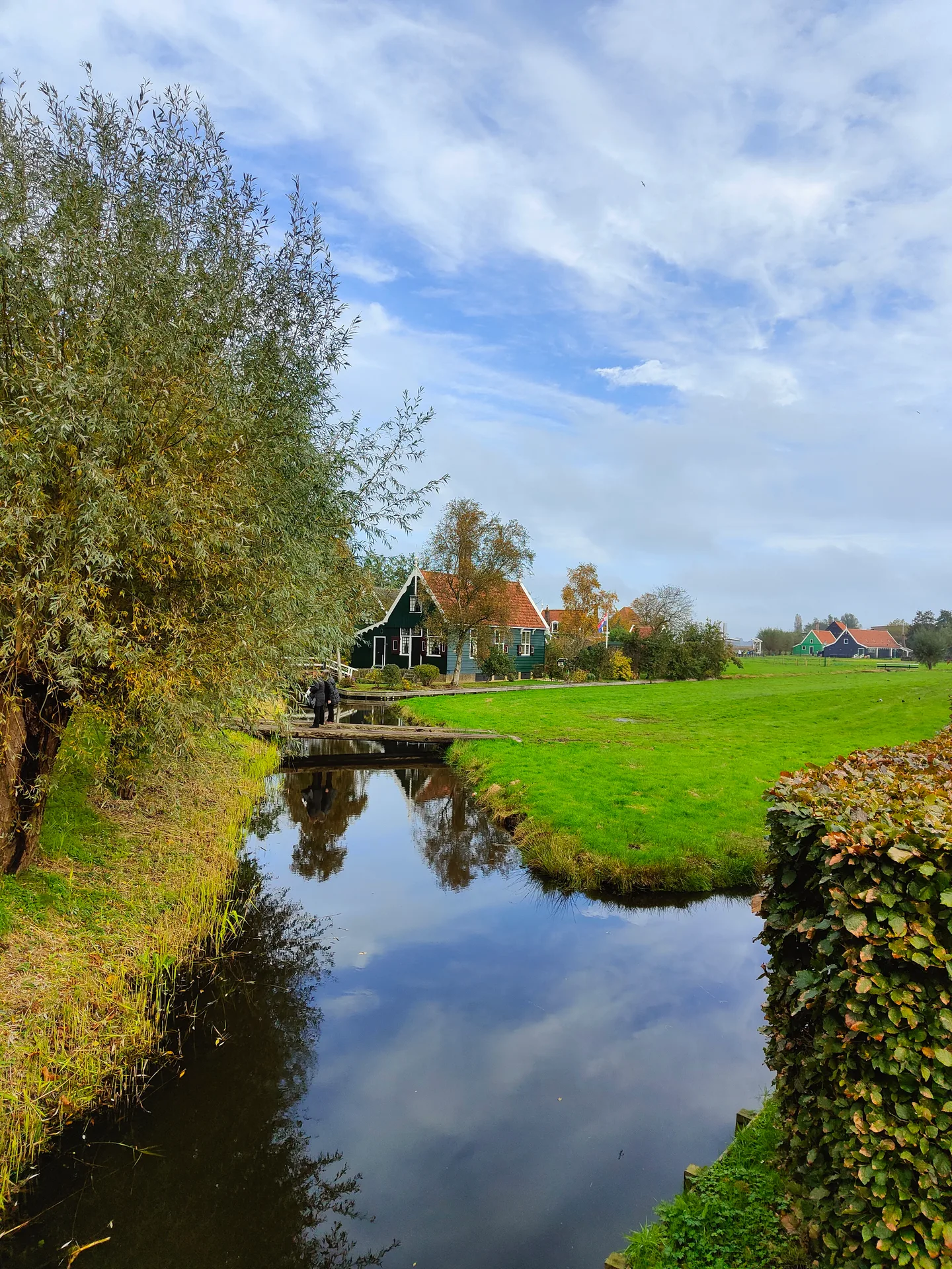 a zaan farmhouse and its reflection