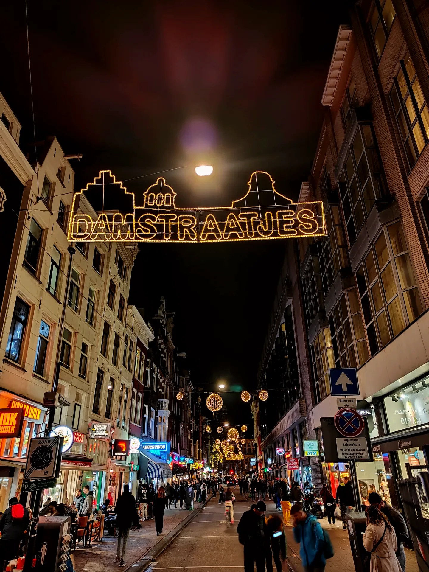 under the damstraatjes lights