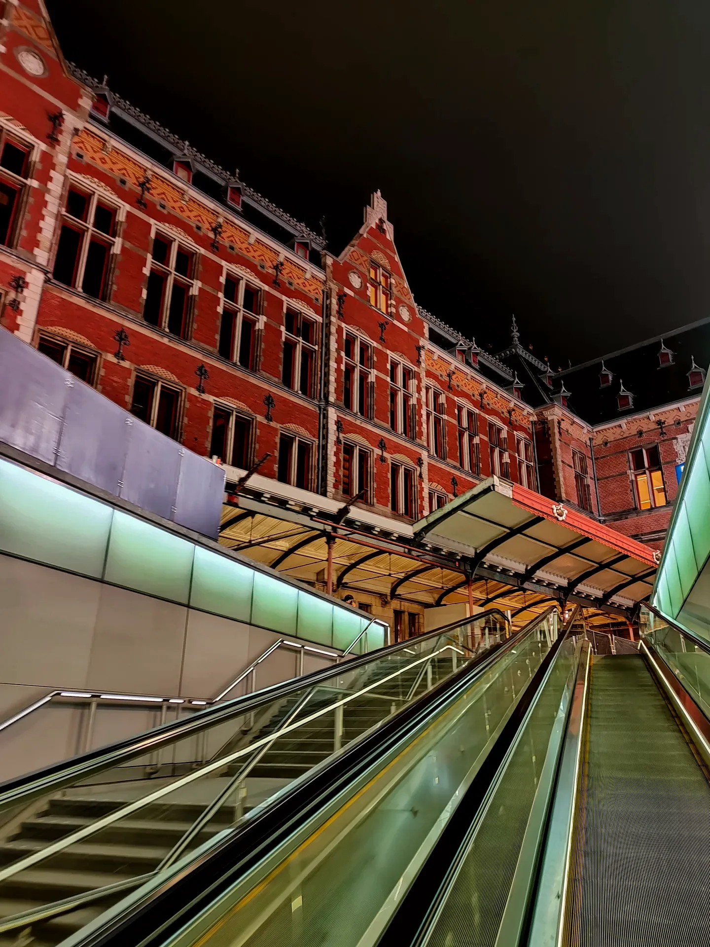 centraal over the escalator