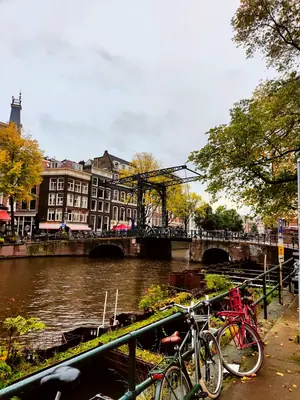 a white drawbridge over the kloveniersburgwal